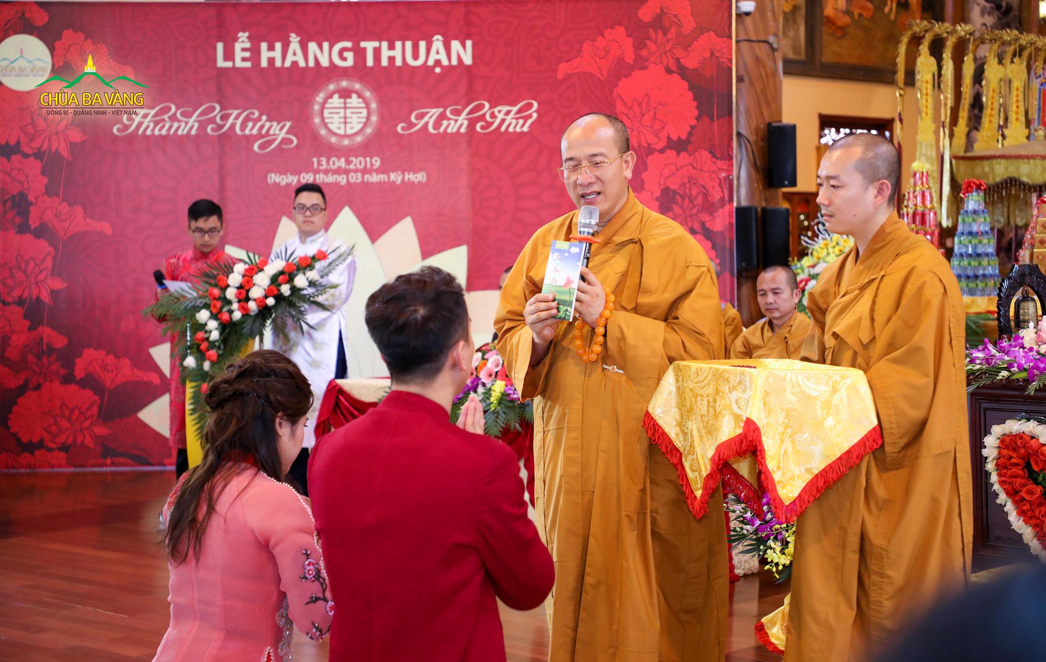 Sư Phụ chúc phúc cho tân lang, tân nương trong buổi lễ Hằng Thuận.