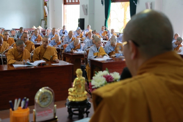 Sư Phụ Thích Trúc Thái Minh bồi dưỡng kiến thức Phật học cho chư Tăng chùa Ba Vàng.