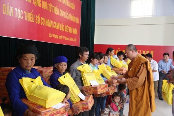 Sư Phụ Thích Trúc Thái Minh trao tặng quà cho các gia đình.