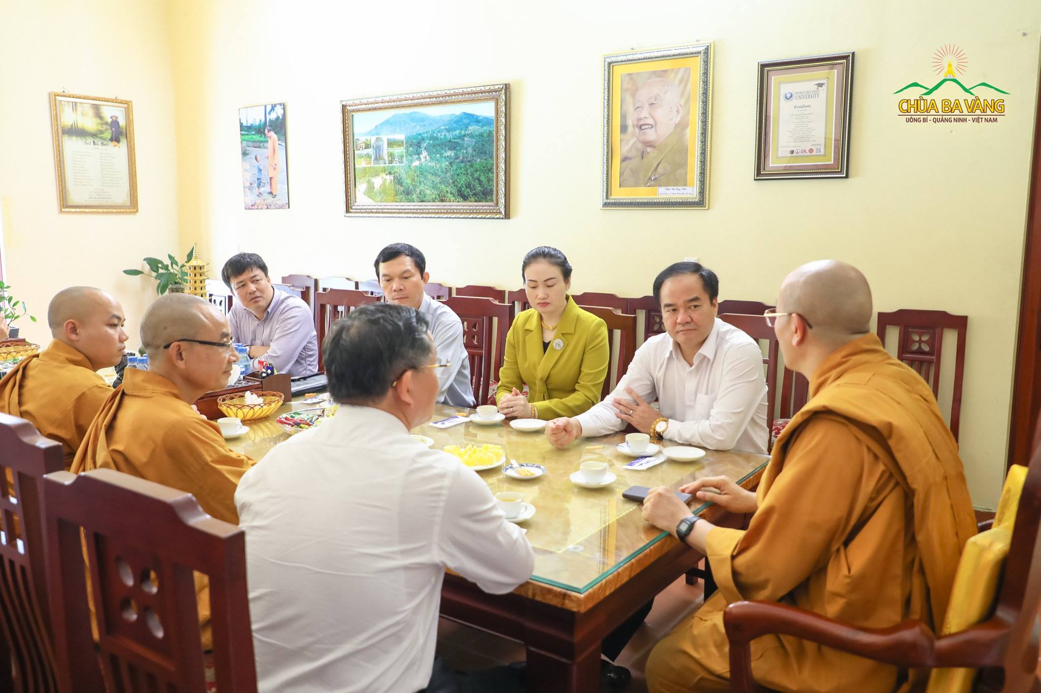 Tại phòng khách, buổi trò chuyện giữa Thầy Trụ Trì Thích Trúc Thái Minh và ông Vũ Chiến Thắng, ông Bùi Hữu Dược cùng phái đoàn đã diễn ra trong không khí thân mật, ấm tình đạo vị.