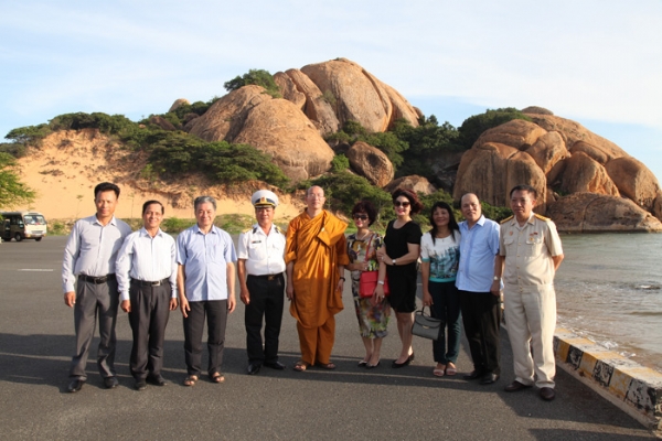 Thầy Thích Trúc Thái Minh cùng đoàn công tác tại huyện đảo Trường Sa.