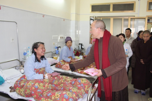 Các bệnh nhận vui mừng khi nhận được sự qua tâm, giúp đỡ từ Thầy Thích Trúc Thái Minh cùng đoàn từ thiện chùa Ba Vàng.