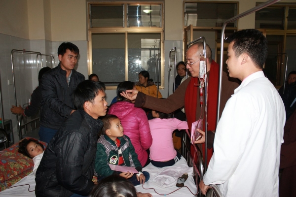 Thầy Thích Trúc Thái Minh cùng đoàn từ thiện chùa Ba Vàng đến thăm và tặng quà cho các bệnh nhân.