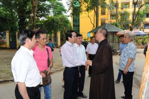Thầy Thích Trúc Thái Minh bồi hồi xúc động khi được nhà trường Đại học Kinh tế Quốc dân tiếp đón nồng hậu.