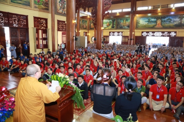 Thầy Thích Trúc Thái Minh chia sẻ với phái đoàn về lịch sử ngôi chùa Ba Vàng, đạo Phật Việt Nam.