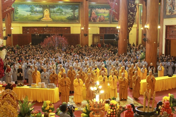 Thầy Thích Trúc Thái Minh cùng Chư Tăng chùa Ba Vàng bạch Phật làm lễ cầu an.