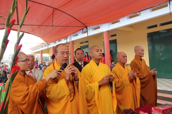 Thầy Thích Trúc Thái Minh cùng chư Tăng chùa Ba Vàng làm lễ Khánh thành nhà mẫu giáo thôn Nhân Đòng.