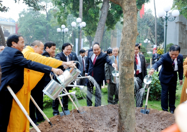 Thầy Thích Trúc Thái Minh cùng đoàn đại biểu trồng cây lưu niệm tại trường Kinh Tế Quốc Dân.