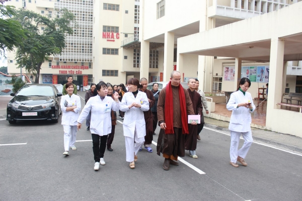 Thầy Thích Trúc Thái Minh cùng đoàn từ thiện đến bệnh viện để trao quà cho các bệnh nhân.