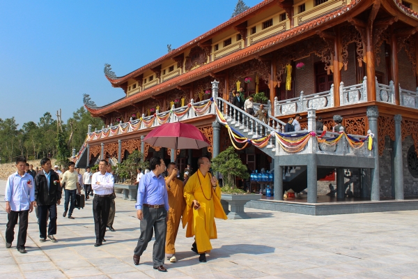Thầy Thích Trúc Thái Minh cùng phái đoàn đại biểu các dân tộc trên địa bàn tỉnh Quảng Ninh thăm quan quanh khuôn viên chùa.