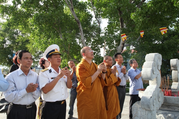Thầy Thích Trúc Thái Minh cùng đoàn công tác dâng hương tại Phật Bà Quan Âm.