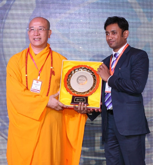 Thầy Thích Trúc Thái Minh đón nhận đĩa vàng tại hội nghị.