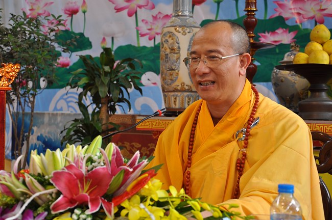 Thầy Thích Trúc Thái Minh giảng giải cho đại chúng về ý nghĩa lời Phật dạy.
