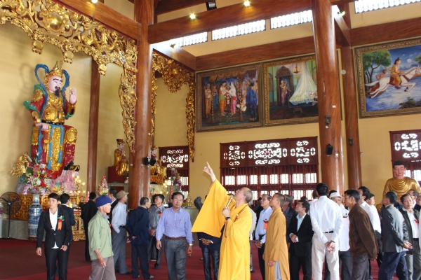 Thầy Thích Trúc Thái Minh giới thiệu sơ lược lịch sử Đức Phật Tổ Thích Ca Mâu Ni cho đoàn đại biểu các dân tộc.