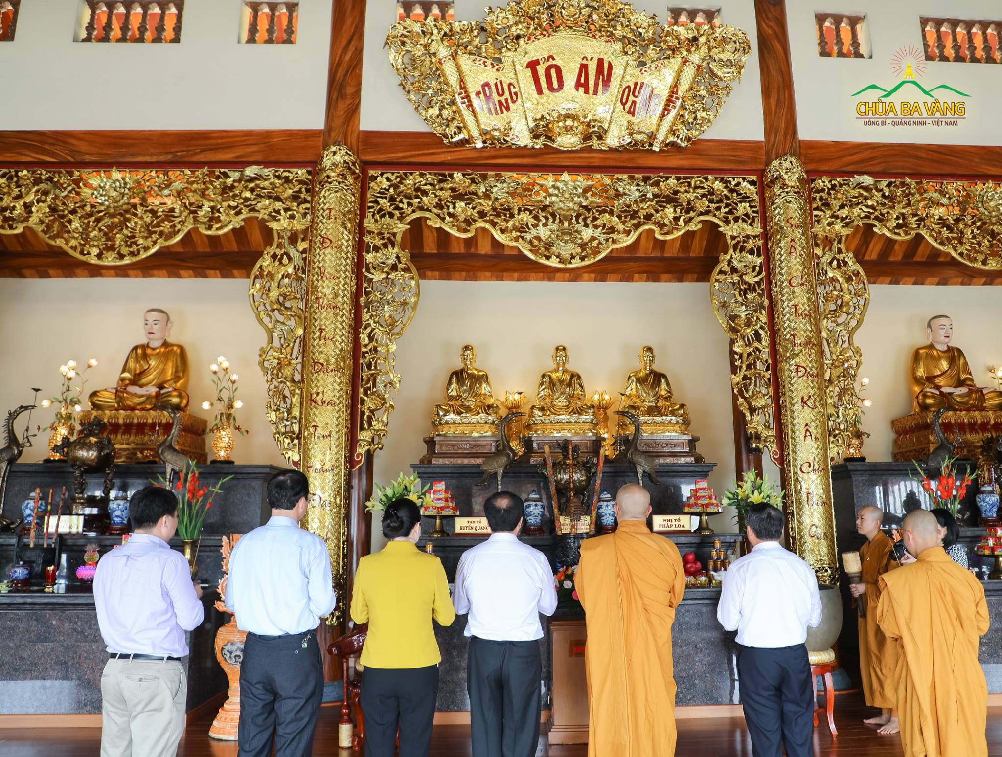 Thầy Trụ trì đã hướng dẫn phái đoàn đi thăm quan và dâng hương tại nhà thờ tổ chùa Ba Vàng.