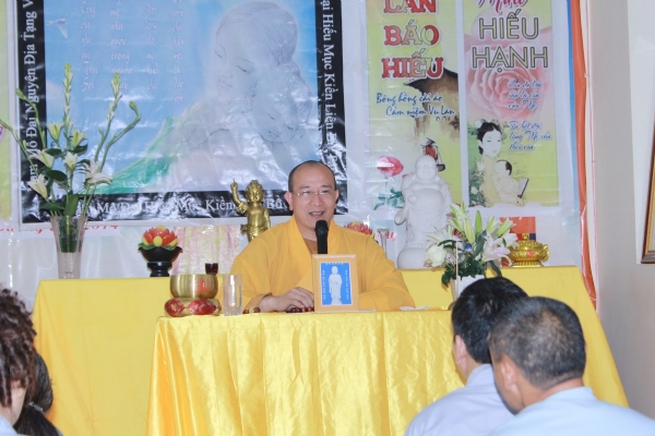 Thầy Thích Trúc Thái Minh không quản ngại mệt nhọc để chia sẻ Phật Pháp với các Phật tử đang tu học tại đạo tràng tỉnh Lào Cai.