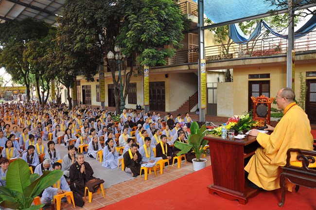 Thầy Thích Trúc Thái Minh khuyến tấn đại chúng chùa Bằng tinh tấn tu học, giữ gìn giới luật vẹn toàn.