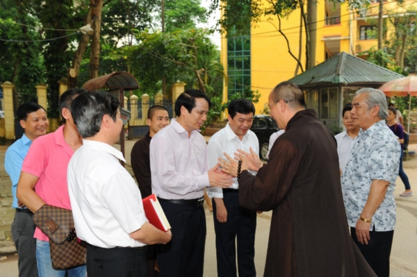 Thầy Thích Trúc Thái Minh rất vui khi được trở lại thăm trường Đại học Kinh tế Quốc dân.