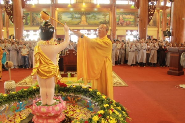 Thầy Thích Trúc Thái Minh thực hiện nghi thức tắm Phật