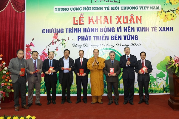 Thầy Thích Trúc Thái Minh trao bộ linh chú bình an cho đại biểu.