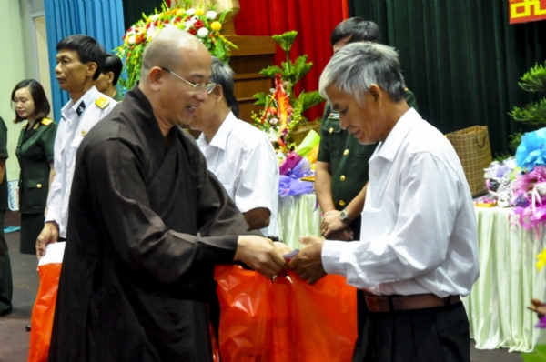 Thầy Thích Trúc Thái Minh trao tặng quà cho các gia đình các mẹ liệt sĩ trong buổi lễ Truy Tặng danh hiệu Bà mẹ Việt Nam Anh Hùng.