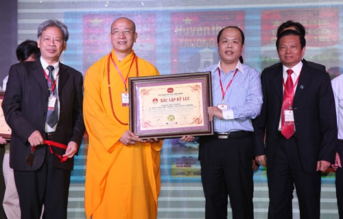 Thầy Thích Trúc Thái Minh và nhà báo Đoàn Mạnh Phương đón nhận bằng và huy chương xác lập kỷ lục.