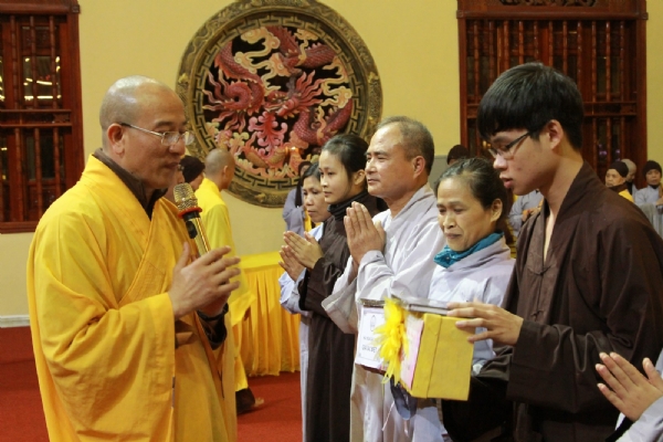 Thầy trao giải nhất cho cuộc thi hái hoa giác ngộ cho Phật tử trẻ.