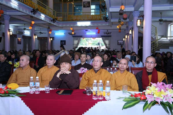 Thầy trụ trì Thích Trúc Thái Minh cùng đai diện Chư Tăng quang lâm tham dự Hội nghi tổng kết hoạt động Từ Thiện 2015 chùa Non Đông.