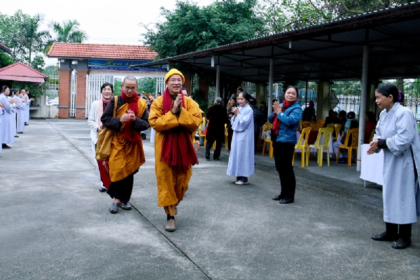 Thầy trụ trì Thích Trúc Thái Minh quang lâm hội nghị tổng kết hoạt động từ thiện chùa Non Đông.