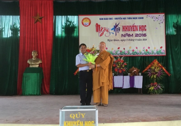 Thầy trụ trì Thích Trúc Thái Minh tham dự ngày hội khuyến học thôn Ngọc Quan.