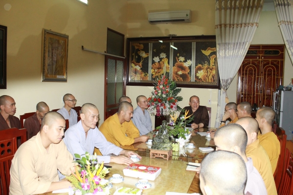 Thầy trụ trì Thích Trúc Thái Minh tổ chức buổi họp với các ban chức sự chùa Ba Vàng.
