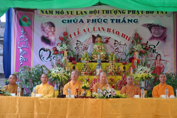 Thầy trụ trì Thích Trúc Thái Minh và chư Tăng Ni chùa Ba Vàng hoan hỷ quang lâm tham dự Đại Lễ Vu Lan chùa Phúc Thắng.
