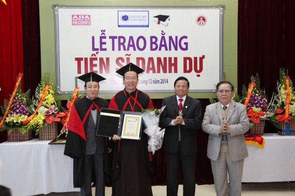 Tiến sĩ Lê Doãn Hợp và GS.TS Vũ Hoan đã trân trọng trao bằng Tiến sĩ danh dự cho Đại đức. Thích Trúc Thái Minh.