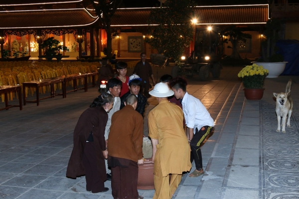 Tinh thần phụng sự của Chư Tăng và Phật tử công quả tại chùa.