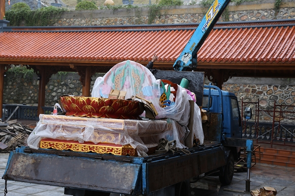 Tôn tượng Phật Phụ - Phật Mẫu được chuyển về sân nhà thờ Tổ chùa Ba Vàng.
