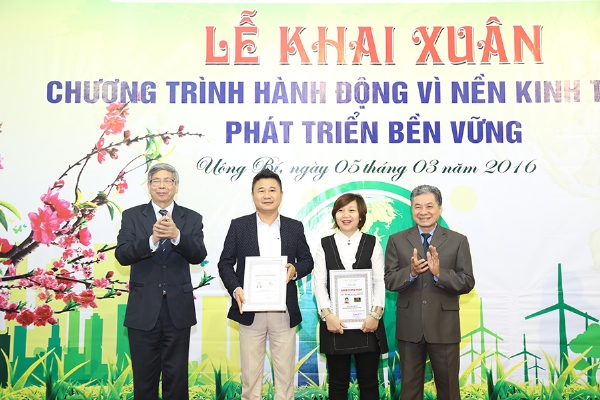 Trao Bằng tư cách pháp nhân Hội viên tập thể Hội Kinh tế Môi trường Việt Nam.