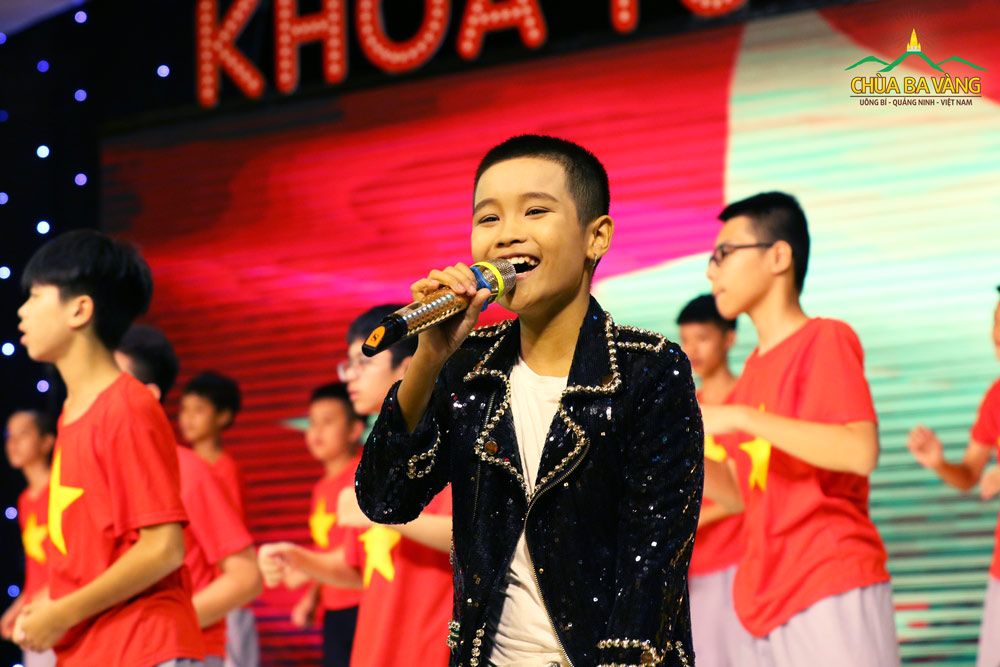 Quán quân giọng hát Việt nhí 2016 - Trịnh Nhật Minh biểu diễn trên sân khấu Khóa tu mùa hè Chùa Ba Vàng 2019