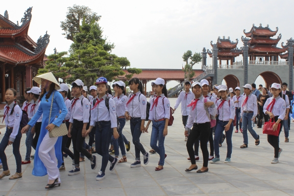 Trong buổi ngoại khóa, các bạn học sinh có dịp thăm quan ngôi chùa Ba Vàng.