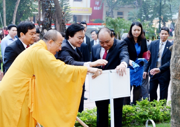 Trông cây lưu niệm nhân lễ kỷ niệm 60 năm thành lập trường Kinh Tế Quốc Dân.