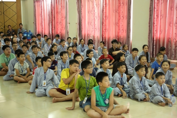 Tuy còn nhỏ nhưng các bạn khóa sinh vẫn trang nghiêm, chăm chú lắng nghe những chia sẻ của anh Sơn Lâm.