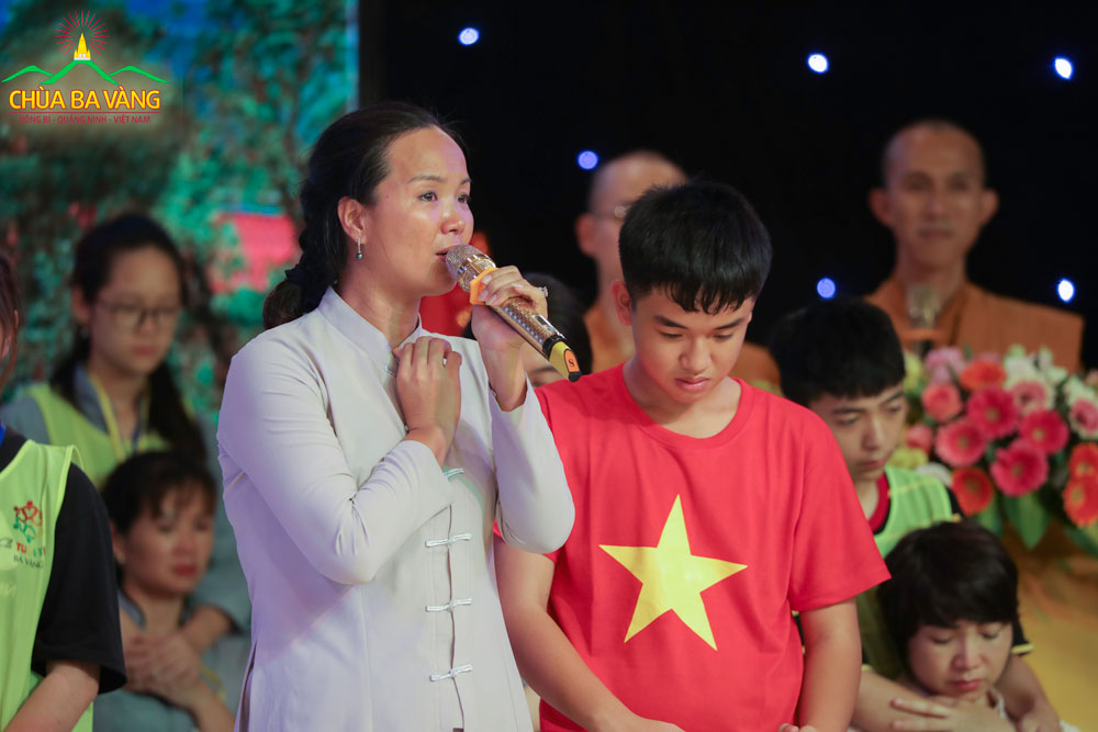 Cô Trương Thị Nhài trải lòng khi dự Lễ rửa chân tại Khóa tu mùa hè lần 1 Chùa Ba Vàng 