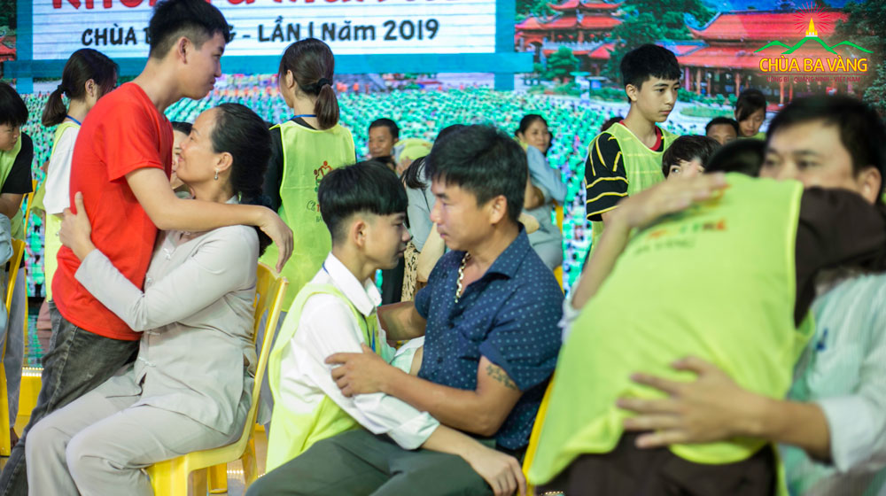 Cô Trương Thị Nhài và con trai tại Lễ rửa chân cho cha mẹ 