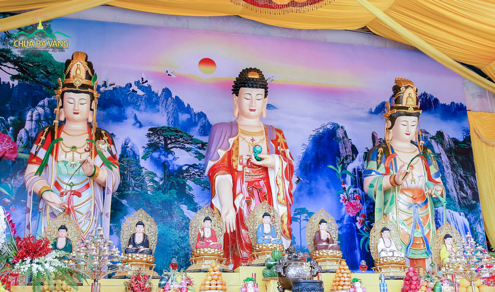 Ba Tượng Phật Tam Thế - Chùa Ba Vàng 