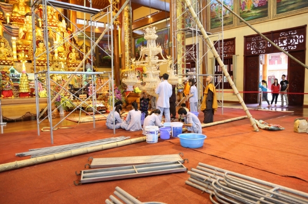 Ban điện tân trang lại hệ thống đèn.