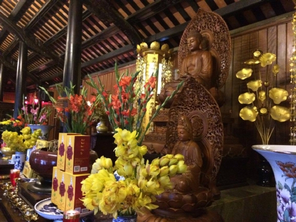 Bàn thờ Phật của đạo tràng Minh Long - Tp Hà Nội.