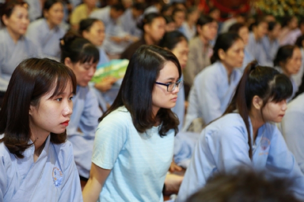 Bạn trẻ chăm chú lắng nghe bài giảng của Thầy Thích Trúc Thái Minh