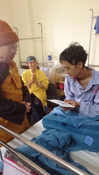 Bệnh nhân và người nhà bênh nhân hoan hỷ khi nhận được sự giúp đỡ từ thiên của chùa Ba Vàng.
