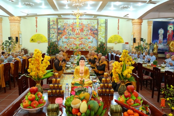 Bữa cơm tất niên của Tăng, Ni và Phật tử chùa Ba Vàng diễn ra thân mật và đầm ấm.