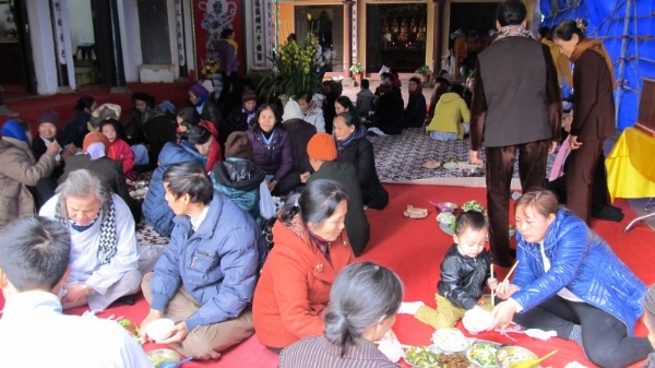 Bữa tất niên tại chùa Ngọc Thượng.