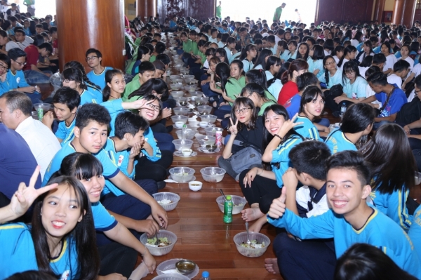 Các bạn trẻ hào hứng khi lần đầu được ăn cơm chay tại chùa.